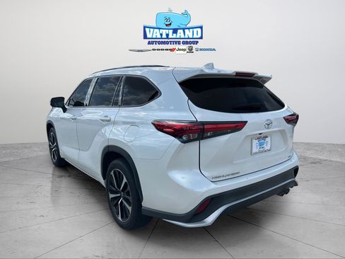 Used 2021 Toyota Highlander XSE FWD image 3