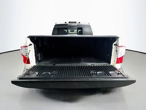 Used 2018 Nissan Titan SV w/ SV Convenience Package image 28