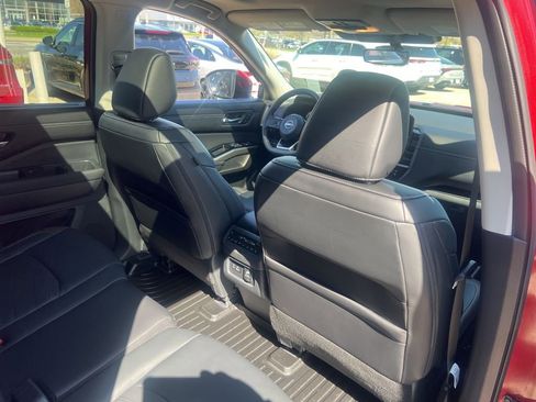 Certified 2024 Nissan Pathfinder Platinum w/ Cargo Package AWD/4WD image 16