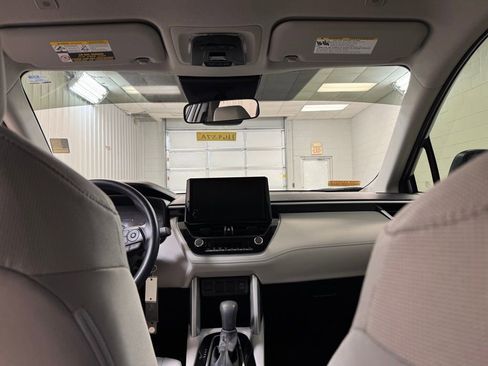 Used 2025 Toyota Corolla Cross L image 19