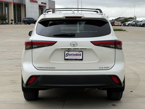 Used 2021 Toyota Highlander XLE AWD/4WD image 5