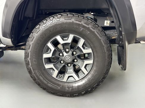 Certified 2018 Toyota Tacoma TRD Off-Road image 28