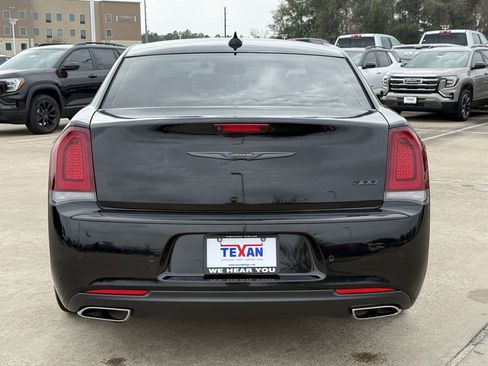 Used 2023 Chrysler 300 Touring L w/ Comfort Group image 6