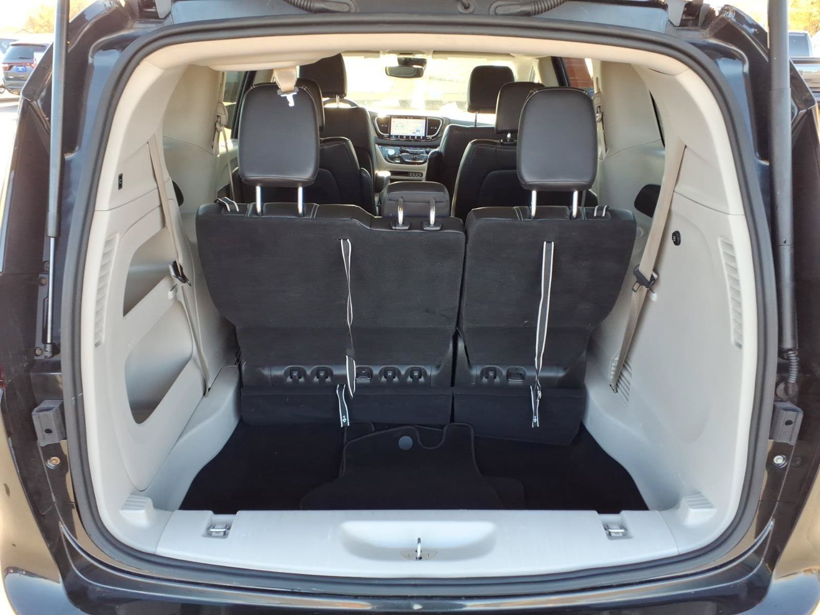 Used 2023 Chrysler Pacifica Touring-L FWD image 20