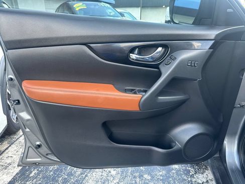 Used 2017 Nissan Rogue SL w/ SL Premium Package FWD image 16