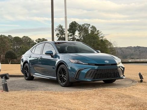 Used 2025 Toyota Camry SE w/ Convenience Package image 1