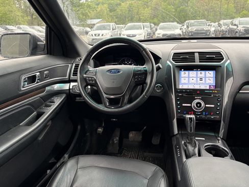 Used 2017 Ford Explorer Limited w/ Equipment Group 301A AWD/4WD image 5