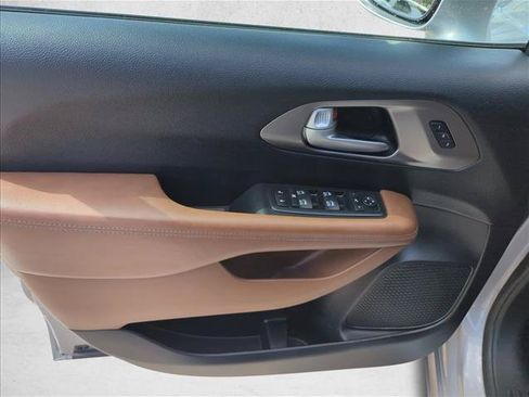 Used 2017 Chrysler Pacifica Limited w/ Advanced Safetytec Group FWD image 13