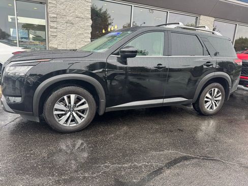 Used 2023 Nissan Pathfinder SL w/ Black Appearance Package AWD/4WD image 2