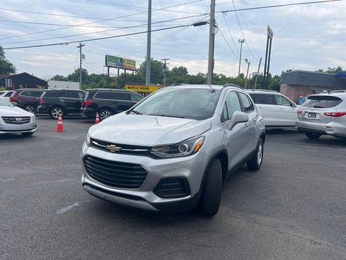 Used 2018 Chevrolet Trax LT w/ LT Convenience Package image 9