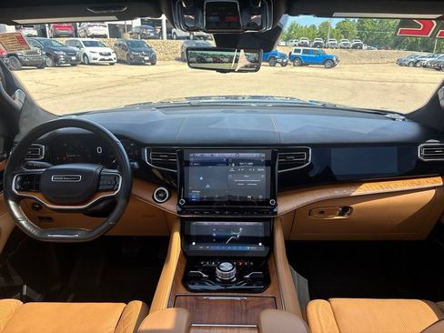 Used 2022 Jeep Grand Wagoneer Series III AWD/4WD image 36