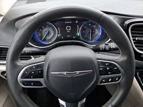 Used 2023 Chrysler Pacifica Touring-L image 17