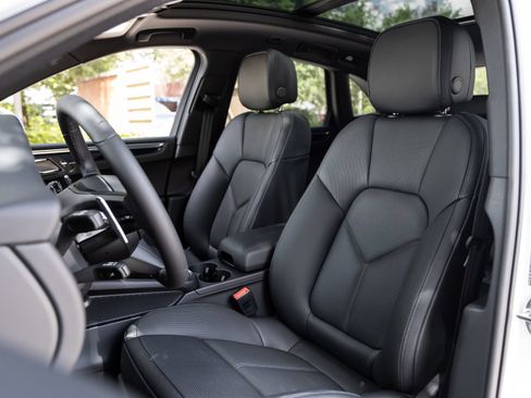 Certified 2026 Porsche Macan AWD/4WD image 5