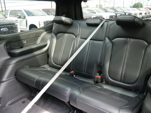 Used 2022 Jeep Wagoneer Series III w/ Premium Group I AWD/4WD image 28