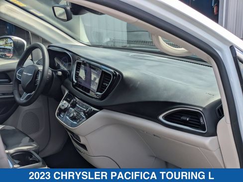 Used 2023 Chrysler Pacifica Touring-L FWD image 37