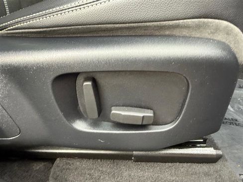 Used 2018 Land Rover Range Rover Velar R-Dynamic SE image 13