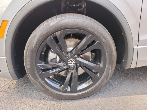 Used 2024 Volkswagen Tiguan SE R-Line FWD image 9