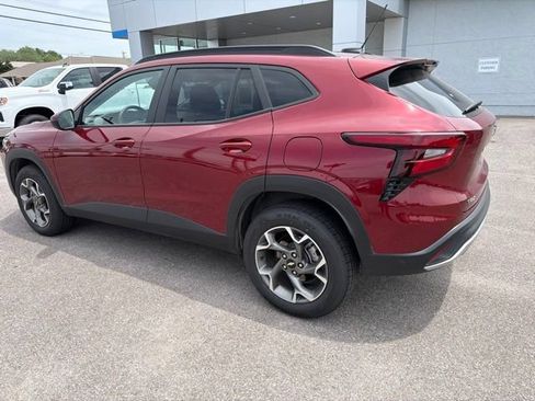 Used 2025 Chevrolet Trax LT FWD image 26