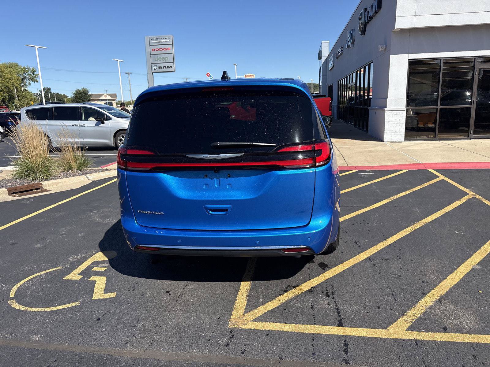 Used 2026 Chrysler Pacifica Select FWD image 6