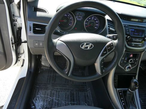 Used 2015 Hyundai Elantra SE image 11