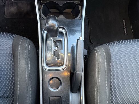 Used 2017 Mitsubishi Outlander ES image 19