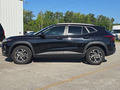 Used 2025 Chevrolet Trax LT FWD image 2