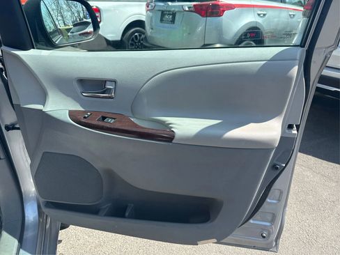 Used 2011 Toyota Sienna XLE image 20