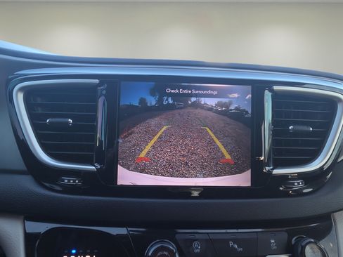 Used 2020 Chrysler Pacifica Touring-L Plus FWD image 40