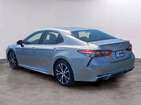 Used 2018 Toyota Camry SE FWD image 5