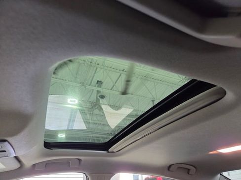 Used 2022 Nissan Sentra SR w/ SR Premium Package image 6