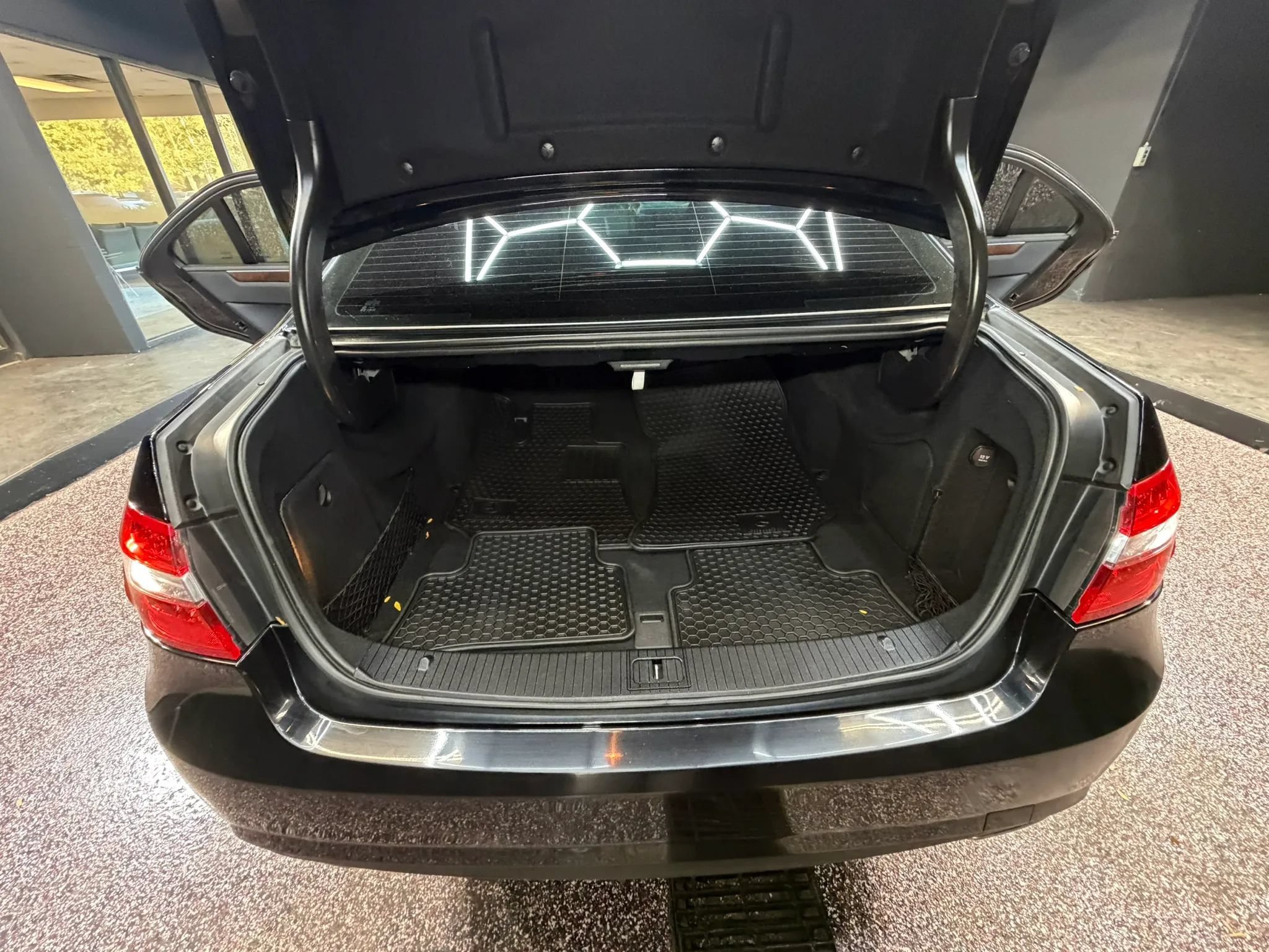 Used 2011 Mercedes-Benz E 350 4MATIC Sedan image 31