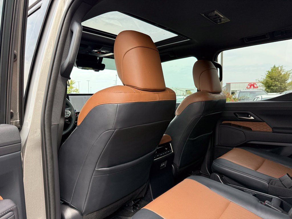 Used 2026 Lexus GX 550 w/ Accessory Package (2T) AWD/4WD image 33
