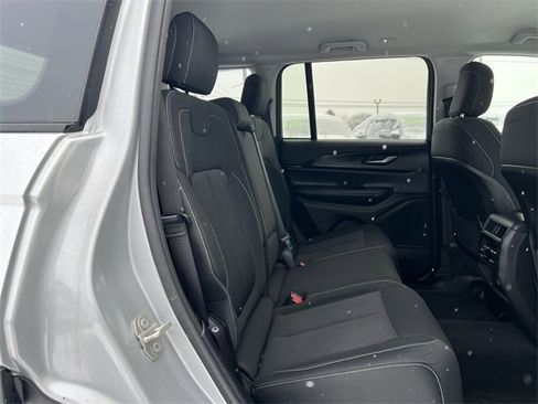Used 2023 Jeep Grand Cherokee Laredo image 18