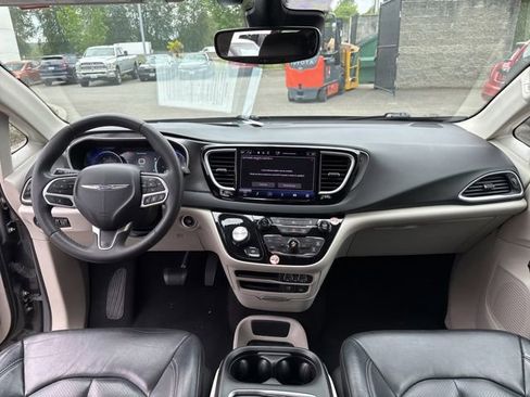 Used 2022 Chrysler Pacifica Touring-L FWD image 16