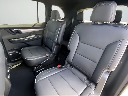 Used 2025 Buick Enclave Preferred FWD image 18