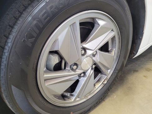 Used 2024 Hyundai Elantra SE image 31