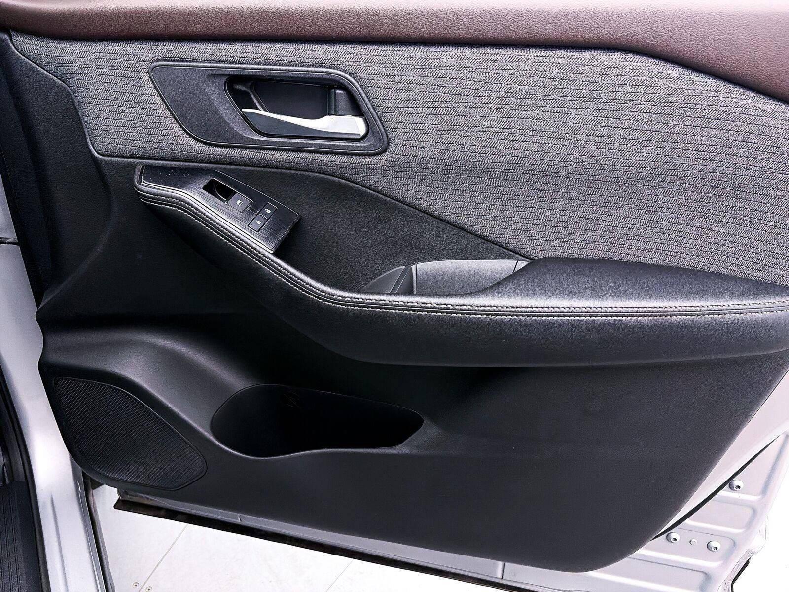 Used 2023 Nissan Rogue SV FWD image 34