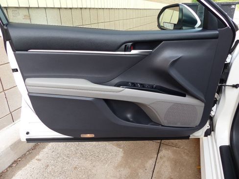 Used 2018 Toyota Camry LE FWD image 25