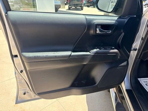 Used 2016 Toyota Tacoma TRD Sport w/ Towing Package AWD/4WD image 13