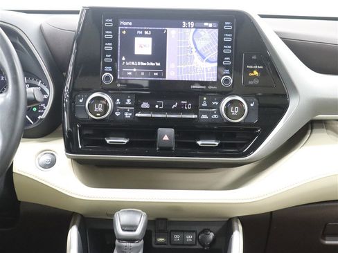 Used 2020 Toyota Highlander XLE AWD/4WD image 25