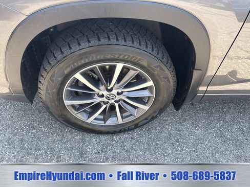 Used 2018 Toyota Highlander XLE AWD/4WD image 13
