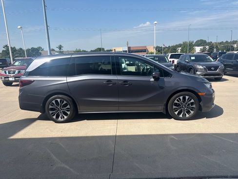 Used 2025 Honda Odyssey Elite image 4