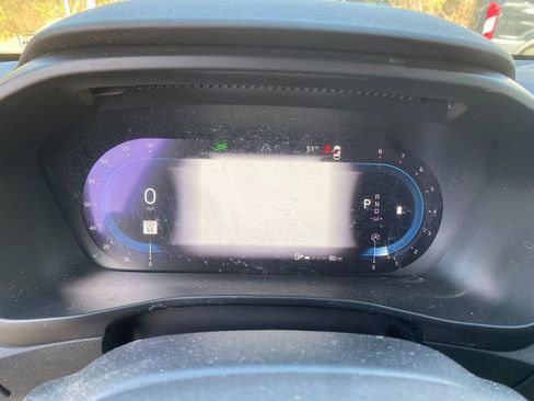 Used 2023 Volvo XC40 B5 Plus image 18