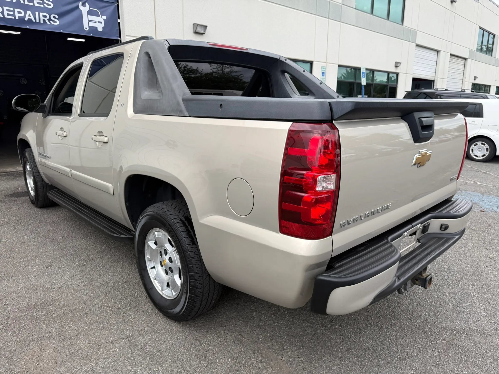 Used 2008 Chevrolet Avalanche LT AWD/4WD image 15