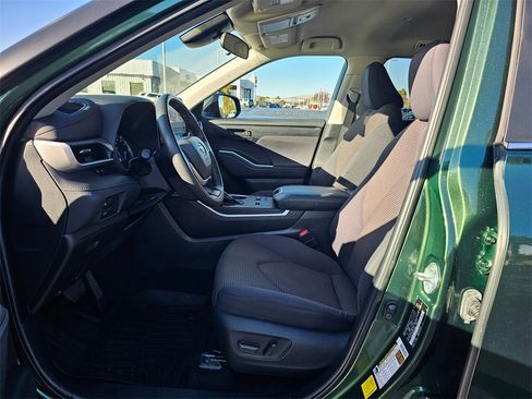 Used 2023 Toyota Highlander LE image 19