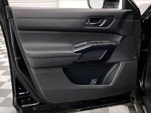 Used 2024 Nissan Pathfinder S image 16