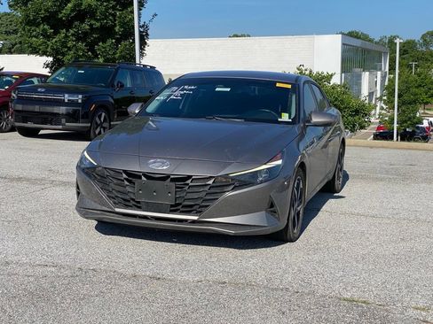 Used 2023 Hyundai Elantra SEL w/ Convenience Package FWD image 3
