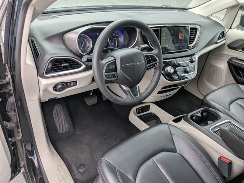 Used 2024 Chrysler Pacifica Touring-L FWD image 16