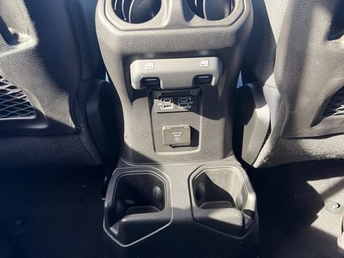 Used 2025 Jeep Wrangler Unlimited Rubicon AWD/4WD image 21
