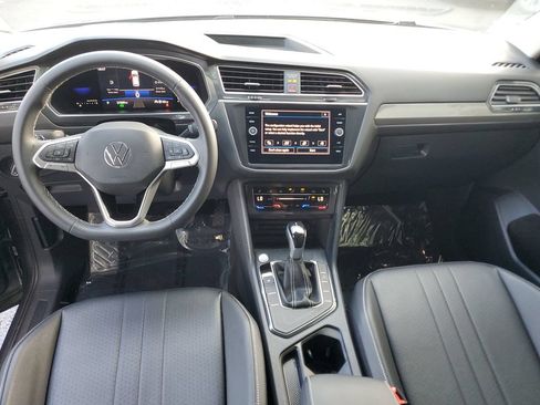 Used 2023 Volkswagen Tiguan SE FWD image 17